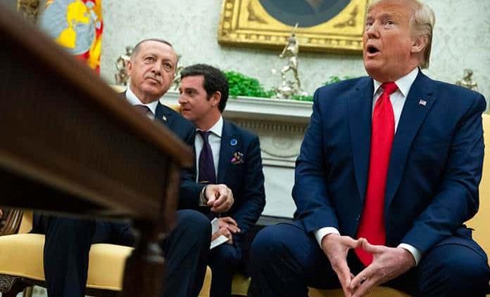 Trump niega estar pendiente de audiencia, pero demuestra lo contrario