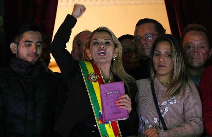 Jeanine Áñez sosteniendo una biblia al asumir la presidencia de Bolivia / Foto: AP
