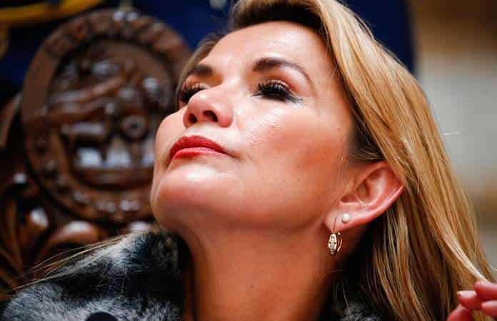 Jeanine Áñez, presidenta interina de Bolivia, ordenó la salida de la embajadora mexicana / Foto: AP