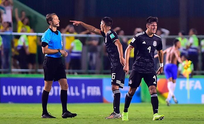 Árbitro letón, el nuevo villano de la Selección Mexicana