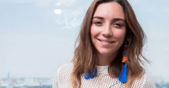 Regina Blandón lanza Déjala, un nuevo éxito musical inspirado en Mentiras