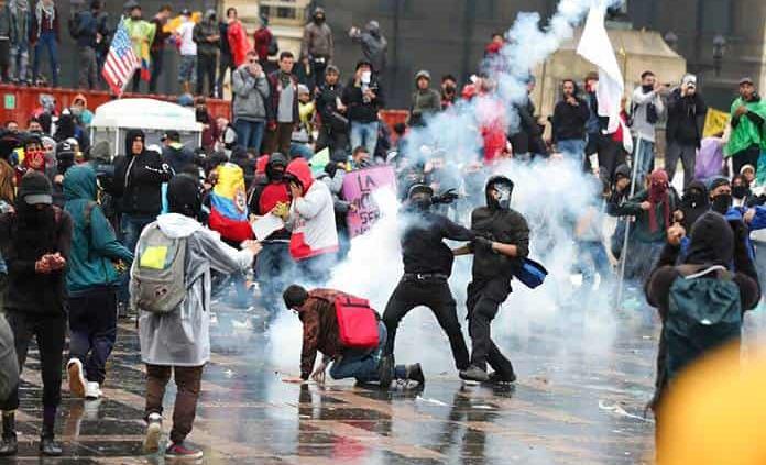 Batalla campal en la Plaza Bolívar de Bogotá por ataque al Capitolio (FOTOS)