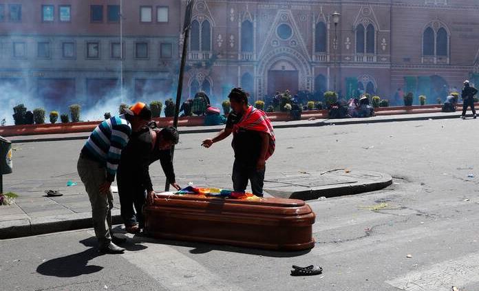Policía de Bolivia dispersa con gases marcha con ferétros de fallecidos en operativo