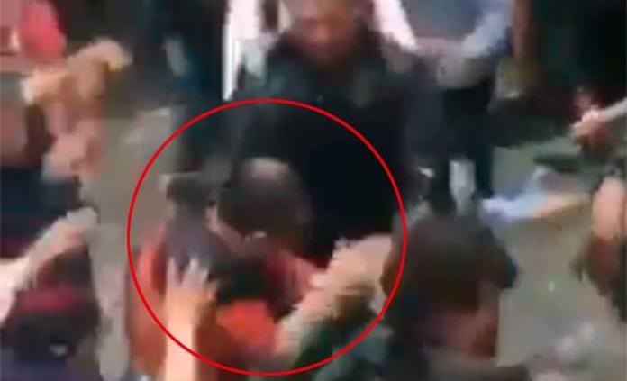 VIDEO: Así golpearon estudiantes del CCH-Azcapotzalco a profesor denunciado por acoso