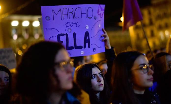 Feministas enfrentan a ultraderechista que se opone a ley contra la violencia hacia las mujeres en España