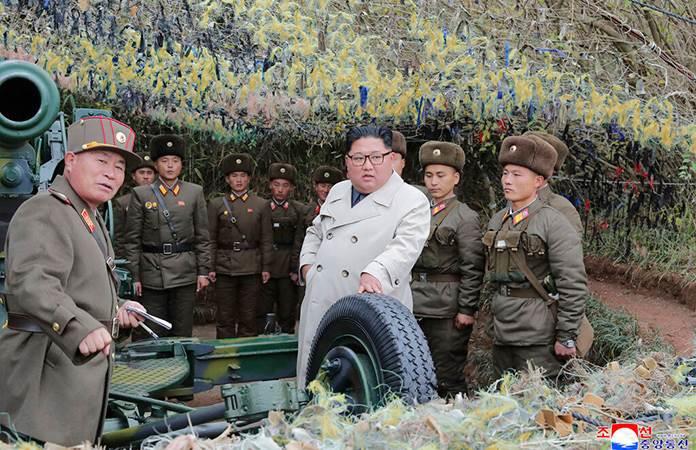 El líder norcoreano Kim Jong Un inspecciona una unidad militar en Changrin, Corea del Norte / Foto: AP