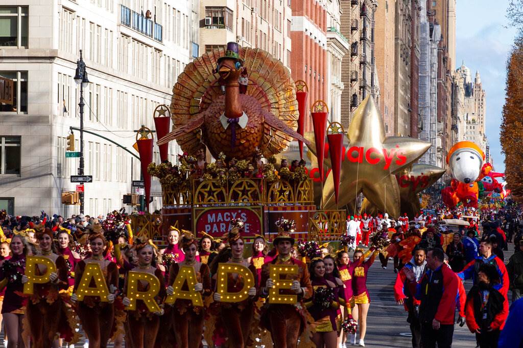 A pesar del viento, acaba con éxito el tradicional desfile del Día de