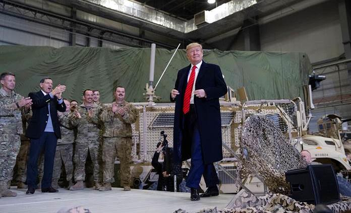 Trump hace visita sorpresa a tropas de EEUU en Afganistán y anuncia un nuevo diálogo con talibanes
