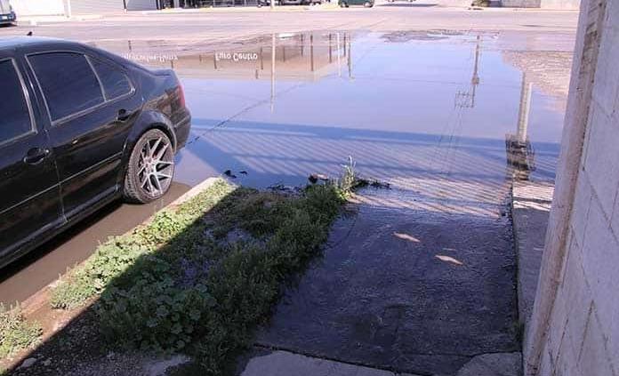 Piden reparen fuga de agua en el Eje 106