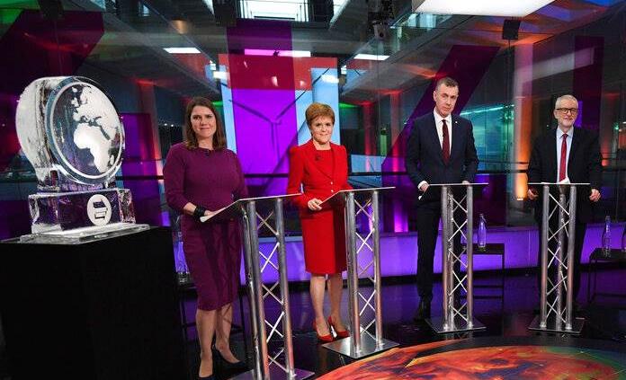 Premier británico falta a debate sobre el clima y organizadores colocan escultura de hielo en su lugar
