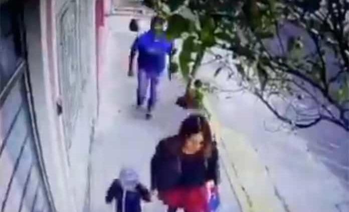 Captan agresión sexual a mujer que caminaba con su hijo en Iztapalapa; policías la ignoran (VIDEO)