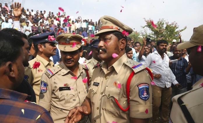Policías de la India matan a 4 sospechosos de violación grupal y reciben felicitaciones