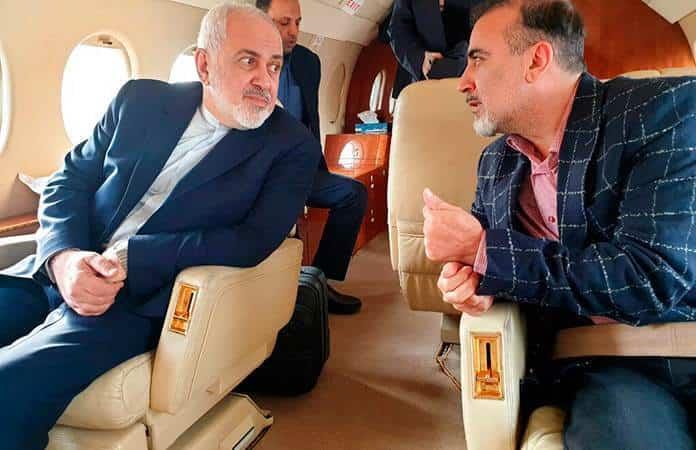 El canciller iraní, Mohamad Yavad Zarif con el científico liberado en 2020 / Foto: AP