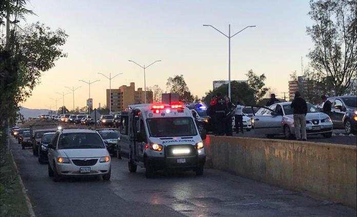 Carambola deja daños en cuatro vehículos en Salvador Nava frente al Tangamanga I