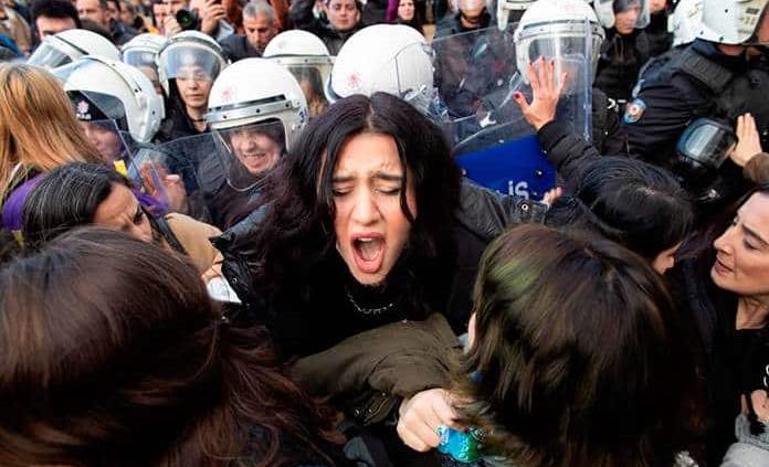 Fiscalía acusa de ofensas al Estado a feministas turcas por cantar Un violador en tu camino