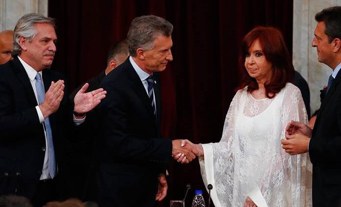 El frío saludo de Cristina Fernández a Mauricio Macri da de qué hablar en Argentina
