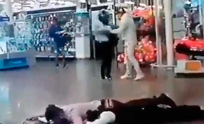 Captan en video robo de celulares en Walmart Satélite