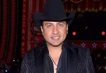 Juli&oacute;n &Aacute;lvarez dona colchones por inundaciones en Reynosa