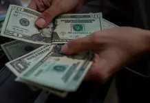 Dólar abre la semana en 17.06 pesos al mayoreo 