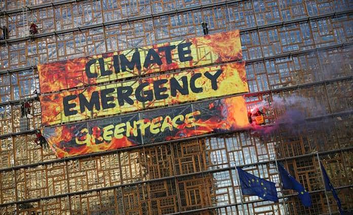Greenpeace despliega pancarta contra cambio climático en sede de cumbre de la Unión Europea