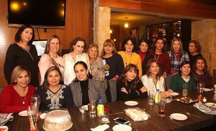 Amigas del Club Deportivo Potosino festejan por la Noche Buena