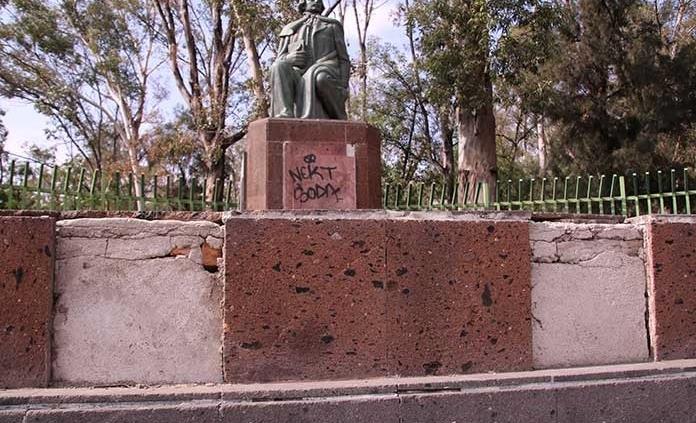 Dañado y olvidado, monumento a Fco.González Bocanegra