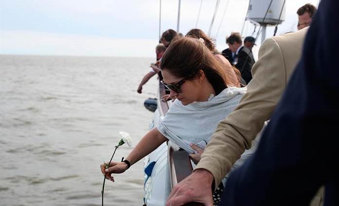 Flores al agua para los caídos alemanes e ingleses en la Batalla del Río de la Plata