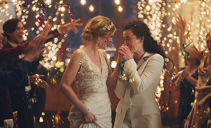 Hallmark criticada por sacar alusiones a bodas gay