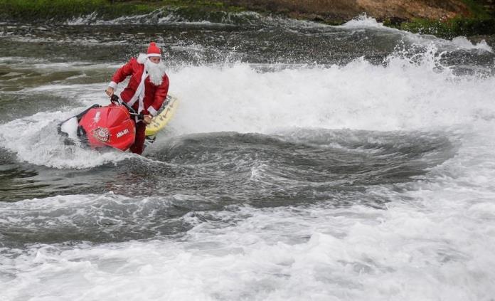 Santa Claus sustituyó el trineo por una moto acuática en Río de Janeiro