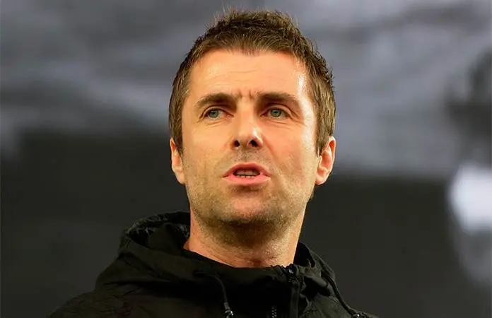Liam Gallagher provoca escándalo al burlarse de Andy Byron en concierto de Coldplay