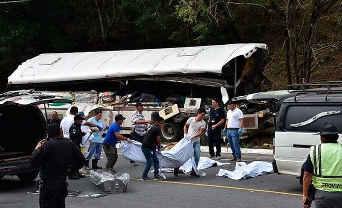 Chocan tráiler y bus; 21 muertos