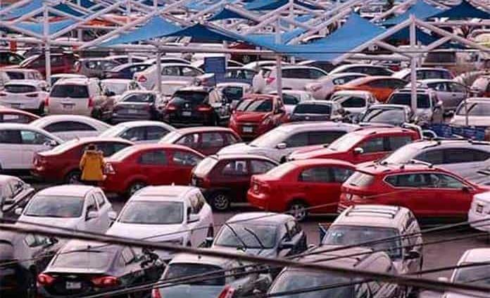 Senador propone que centros comerciales cobren estacionamiento por minuto y no por hora