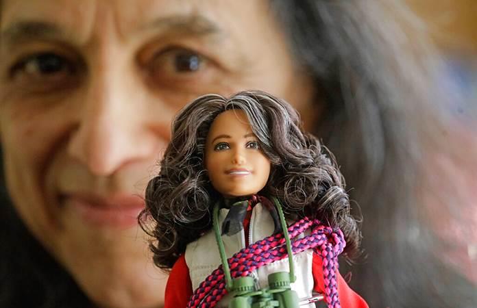 Nalini Nadkarni y la Barbie diseñada según su imagen / Foto: AP