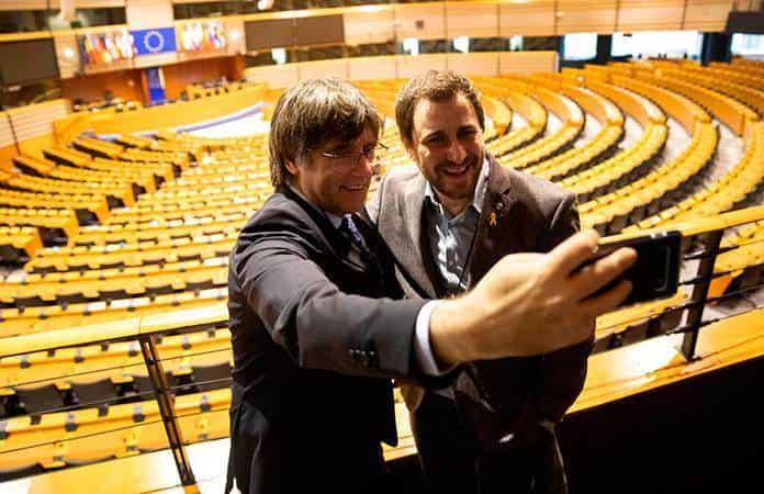 El expresidente catalán Carles Puigdemon y su exministro de Salud, Toni Comin / Foto: AP