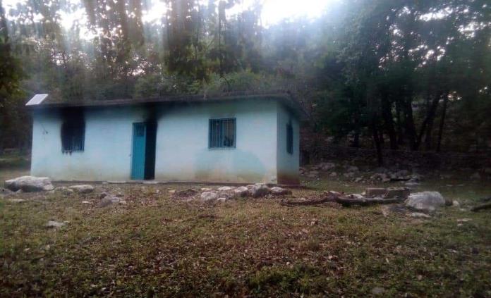 Hombres armados prenden fuego a un rancho en Santa Catarina y matan a un trabajador