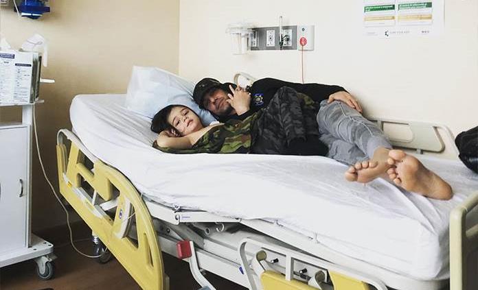 Criss Angel afeita la cabeza de su hijo, quien padece cáncer
