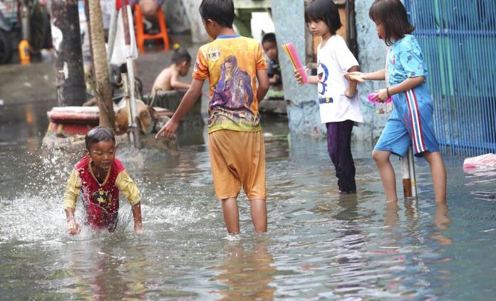Desinfectan capital de Indonesia para prevenir enfermedades por inundaciones