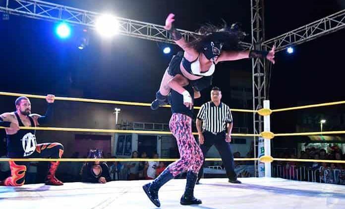 Reconocen a luchadores en la Arena Margarita