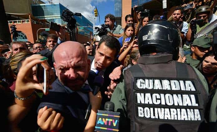 Guaidó y diputados opositores ingresan por la fuerza al Parlamento venezolano