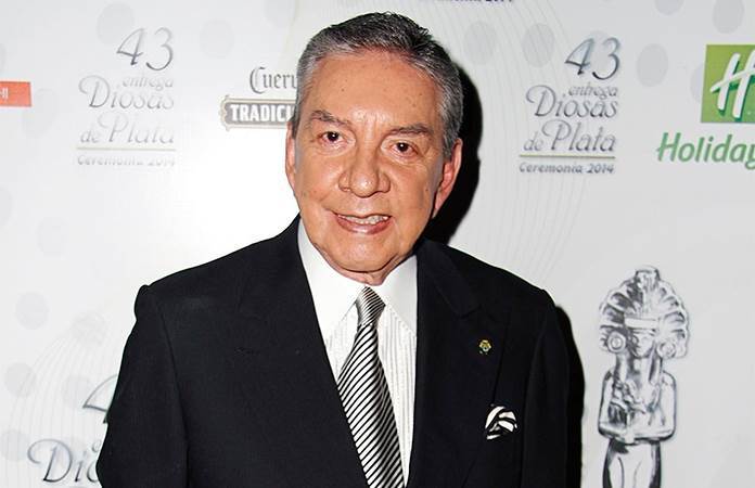 Marco Antonio Muñiz recibe homenaje por sus 70 años de carrera