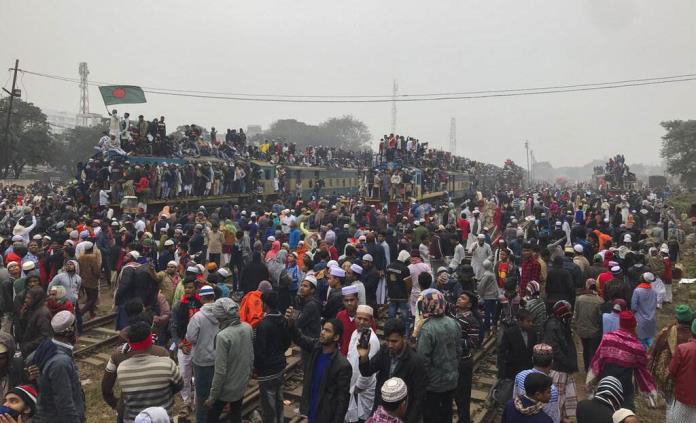 Miles de musulmanes rezan por la paz en Bangladesh