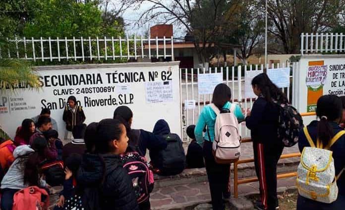 Toman secundaria por falta de maestros