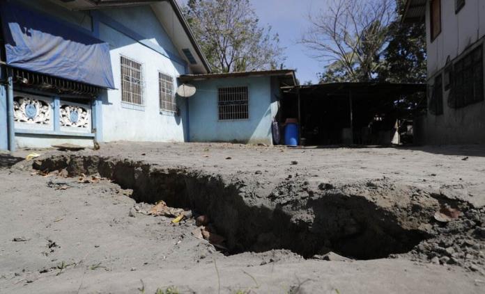 Los sismos del volcán Taal abren grietas en las carreteras y hacen huir a más gente