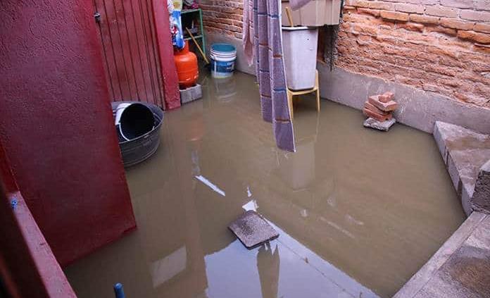 Familias habitan entre charcos de aguas negras