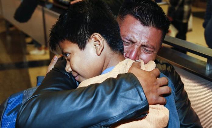 Migrantes se reúnen con sus hijos después de un año y medio, en EEUU