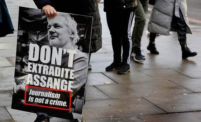 Tribunal niega la libertad condicional a Assange pese a temores por COVID-19