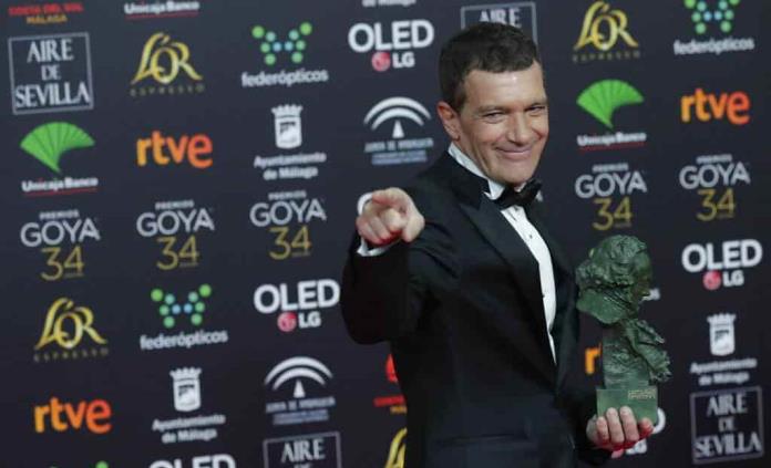 Antonio Banderas, sorprendido de que vuelva el futbol y no puedan los actores