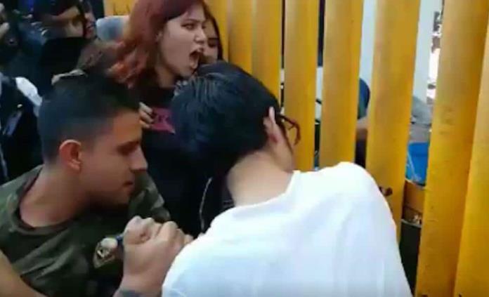VIDEO: Alumnos de Prepa 9 de la UNAM enfrentan a encapuchados para liberar las instalaciones