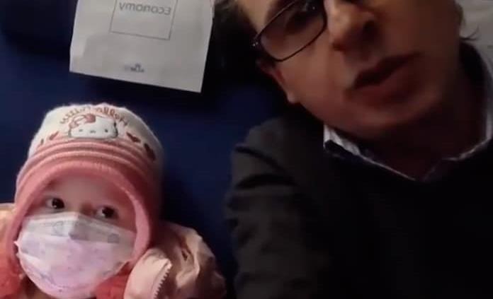 VIDEO| La niña Ana Lucía sale de México para buscar la cura del cáncer que padece