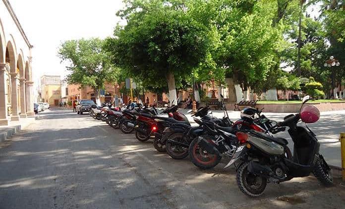 Motos también deben pagar el parquímetro